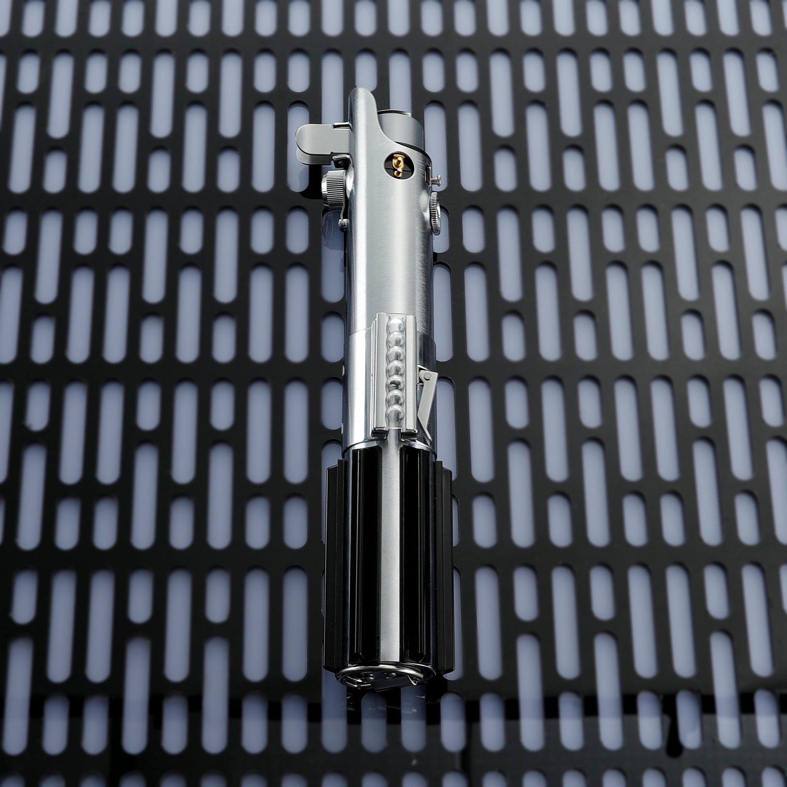 Comparison_of_RGB_dynamic_color_shift_and_PIXEL_blade_lighting_on_Lightsaber_Graflex