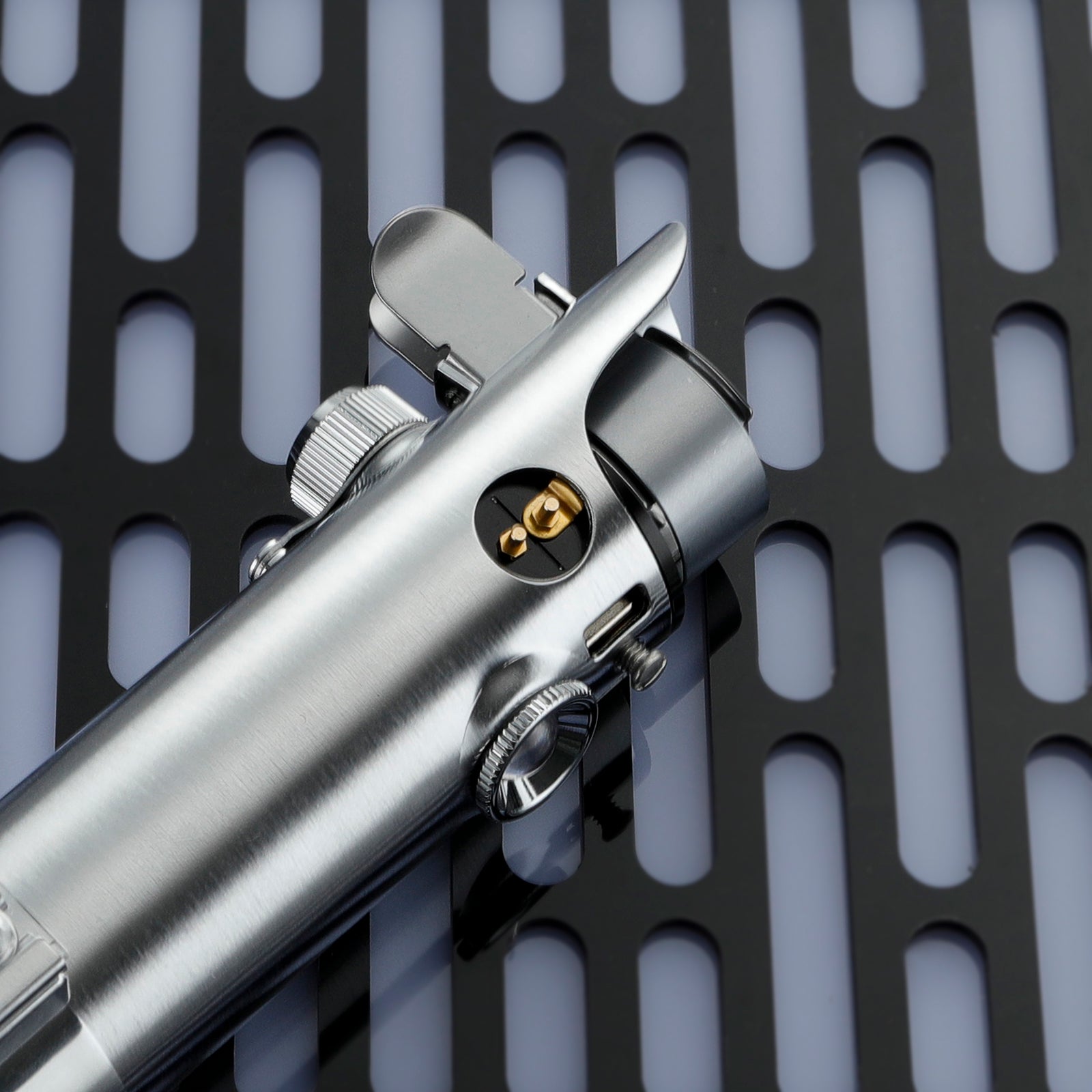 Removable_RGB_blade_for_Lightsaber_Graflex_with_shock-resistant_polycarbonate_material